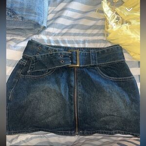 New with tags cute cidar mini skirt!!
Mini mini skirt 🔥